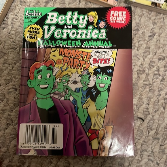 TWO PACK OF RANDOM ARCHIE OR BETTY AND VERONICA BOOK - Picture 2 of 7